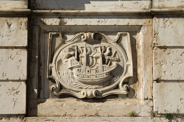 Panel de relieve derecho de la fuente de Reyes que representa un barco en Alfama, Lisboa — Foto de Stock