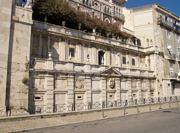 Monumento a la fuente de Reyes en el distrito de Alfama, Lisboa —  Fotos de Stock