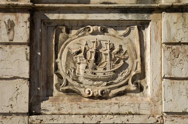 Panel de relieve izquierdo de la fuente de Reyes retratando un barco en Alfama, Lisboa — Foto de Stock