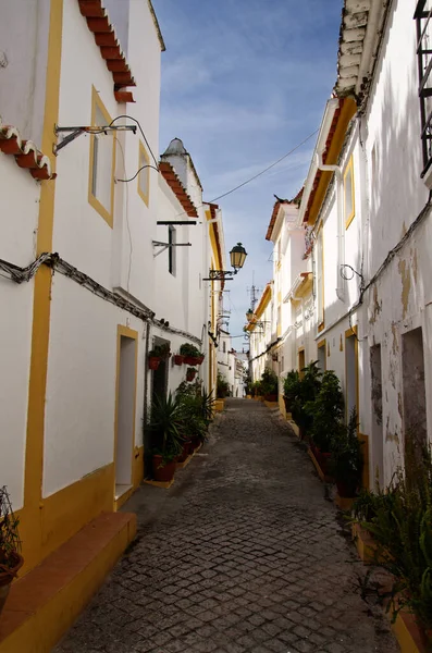 狭窄的典型鹅卵石街白色的墙壁和黄色的边缘的犹太人区在Elvas 灯光和蓝天 葡萄牙 — 图库照片