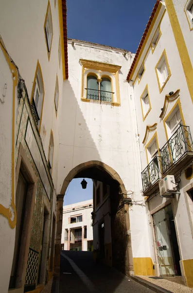 位于共和国广场Elvas主广场旁边的一座白色和黄色拱门房子 位于一条狭窄的鹅卵石街上 这是该城镇第二道伊斯兰防御墙的一部分 深蓝色的天空 葡萄牙 — 图库照片