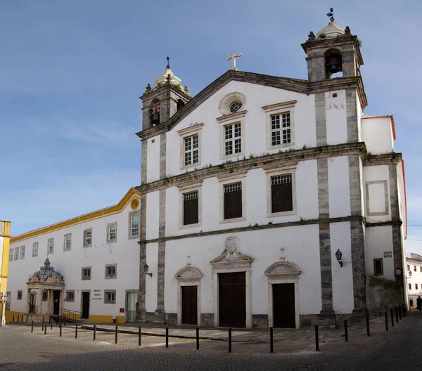 サルバドール 救世主 教会とイエズス会の大学のファサードとエルヴァスのラルゴ コレジオの公共図書館の入り口 ポルトガルのAlentejo — ストック写真