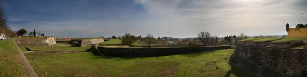 在蓝云的天空下 守卫边境城镇Elvas的内墙和外墙之间的护城河的广阔全景 葡萄牙Alentejo — 图库照片