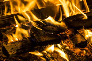 Şömine yakın, Barbekü ateş yakacak odun yanan