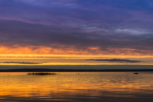Nublado naranja puesta de sol sobre el mar — Foto de Stock