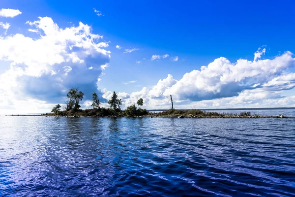 Linda ilha verde, paisagem costeira — Fotografia de Stock