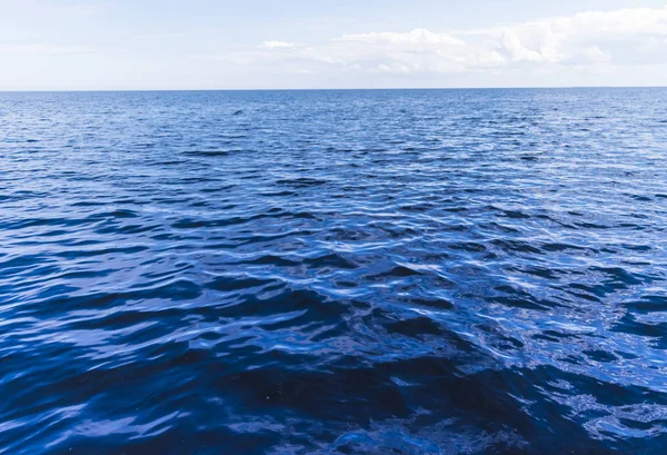 Blick auf Horizontlinie mit Sommerhimmel und blauem Meer — Stockfoto