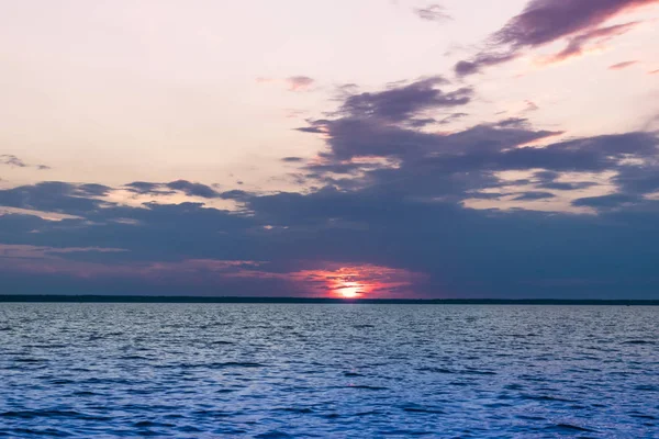 Hermoso atardecer en el mar con sol rojo — Foto de Stock