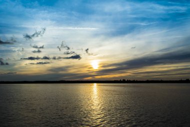 Deniz, altın, koyu mavi gökyüzü üzerinde güzel gün batımı