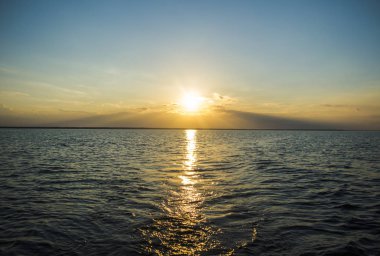 Deniz, altın, koyu mavi gökyüzü üzerinde güzel gün batımı