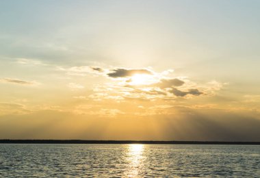 denize Bulutların arasından güzel gün batımı
