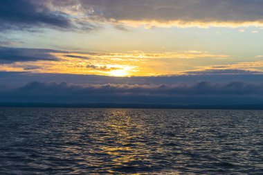 Deniz, altın, koyu mavi gökyüzü üzerinde güzel gün batımı