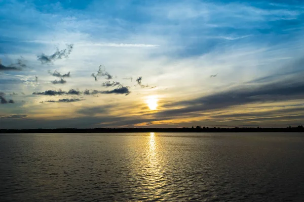 Deniz, altın, koyu mavi gökyüzü üzerinde güzel gün batımı