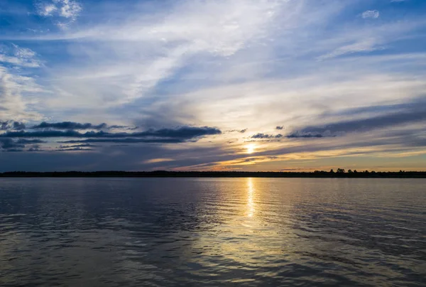 Hermoso atardecer en el mar, sol de oro — Foto de Stock