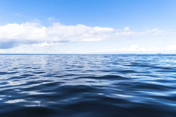 Vista de la línea del horizonte con cielo de verano y océano azul — Foto de Stock