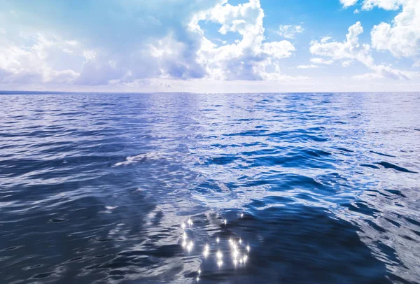 Вид на хребет с летним небом и голубым океаном — стоковое фото