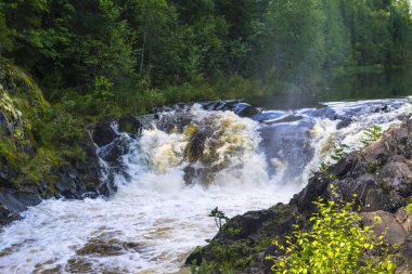 güneşli bir gün kayalarda arasında güzel şelale