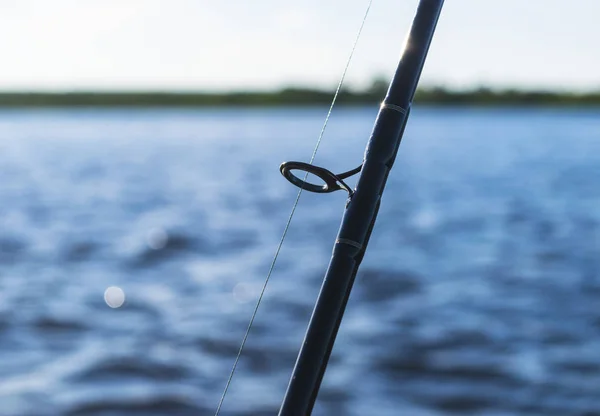 Haste de pesca com a linha, foco seletivo, fundo de água — Fotografia de Stock