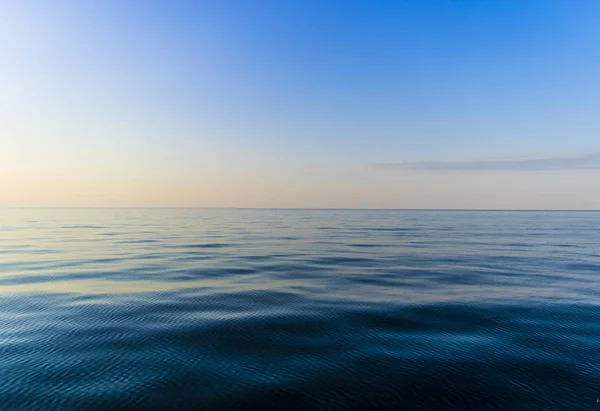 Vista de la línea del horizonte con cielo de verano y océano azul — Foto de Stock