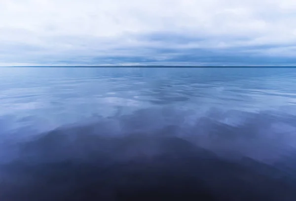 Blick auf Horizontlinie mit Sommerhimmel und blauem Meer — Stockfoto