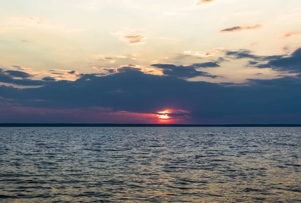 Magnifique coucher de soleil sur la mer — Photo