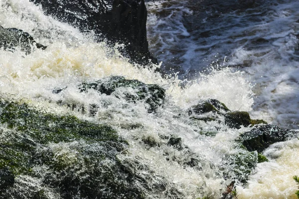 Vackra vattenfall mellan stenarna i en solig dag — Stockfoto