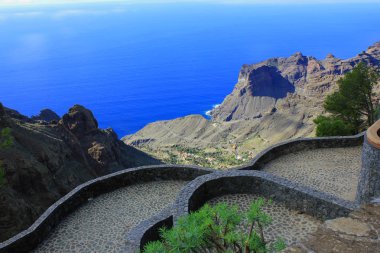 Doğal sahil görünümü. Büyük kayalar denizin içinde. Yaz saati. turistik yol