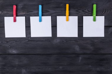 Boş fotoğraf kağıtları ile ahşap arka plan doku üzerinde asılı clothespin