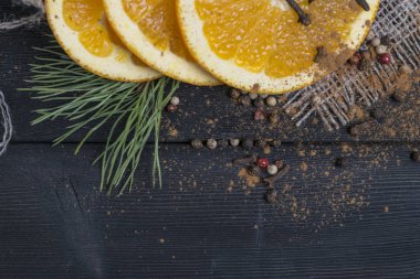 Turuncu meyve ile tarçın nane çuval bezi ve ahşap arka plan doku