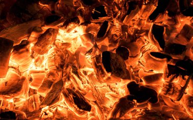 Şömine yakın, Barbekü yangın, kömür arka plan yakacak odun yanan