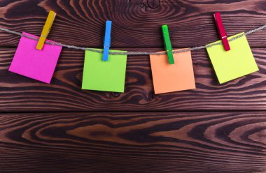 Boş fotoğraf kağıtları ile ahşap arka plan doku üzerinde asılı clothespin