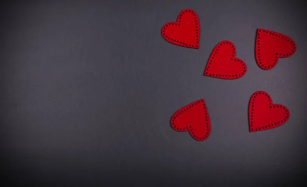 红色的心，在黑色板背景纹理 — 图库照片