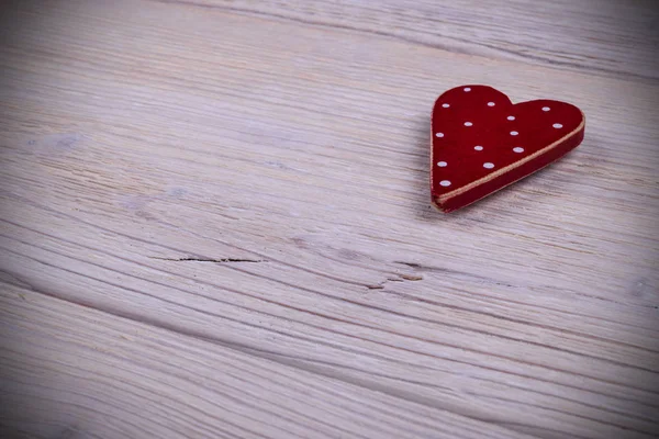 Rött hjärta på den vit rustik trä bakgrunden med woodgrain textur, närbild — Stockfoto