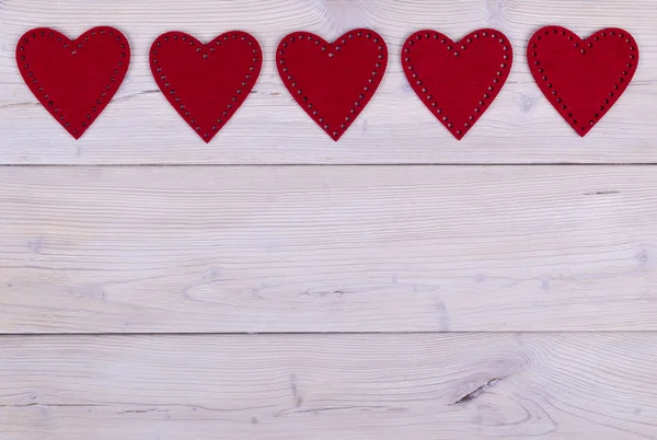 Czerwone serca na białym tle rustykalne drewniane o strukturze woodgrain — Zdjęcie stockowe