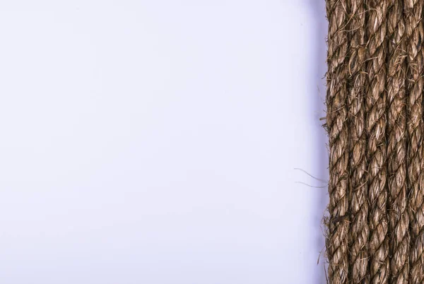 Textura de cuerda natural vieja sobre fondo de tablón blanco — Foto de Stock