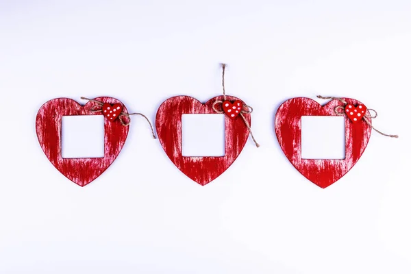 Kärlek kort mall med tomt foto ram hjärtformade röda hjärtan på vit bakgrund — Stockfoto