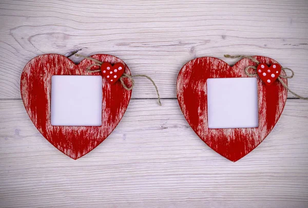 Szablon karty miłości z zdjęcie puste rama serce na czerwone serca na białym tle drewnianych — Zdjęcie stockowe