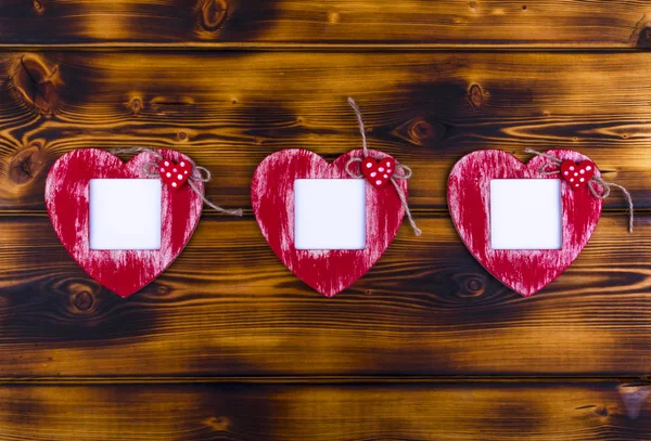 Szablon karty miłości z zdjęcie puste rama serce na czerwone serca na tle drewnianych — Zdjęcie stockowe