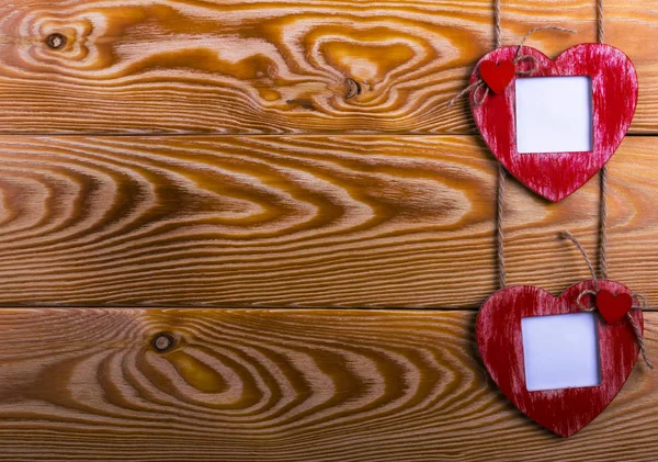Szablon karty miłości z zdjęcie puste rama serce na czerwone serca na tle drewnianych — Zdjęcie stockowe
