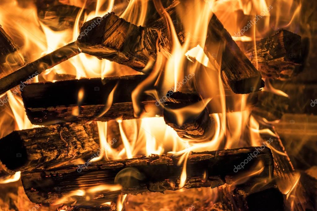 Imágenes: quema de leña | Quema de leña en la chimenea cerca para