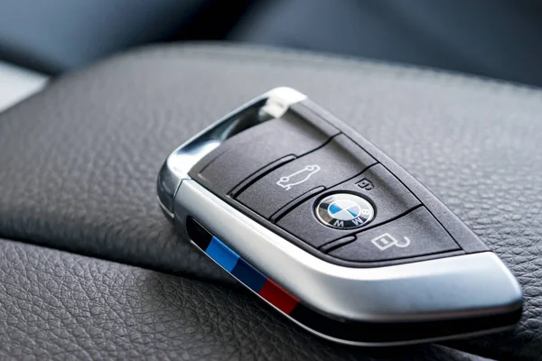 Sankt-Petersburg, Russia, March 05, 2017 - Close up of keys of BMW X5M 2017 in black leather interior — Stock Photo, Image