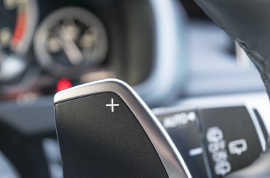 manuel vites bir otomobilin direksiyon simidi, araba iç detay çubuğa değiştirme