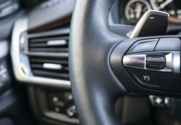 Moderno volante del coche con botones de control de medios, detalles interiores del coche — Foto de Stock