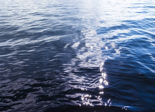 Закрыть синий океан маленькими волнами — стоковое фото