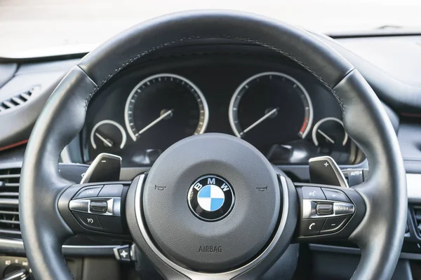 Санкт-Петербург, 05 марта 2017, BMW X5M 2017, крупный план руля, современные детали интерьера автомобиля Лицензионные Стоковые Изображения