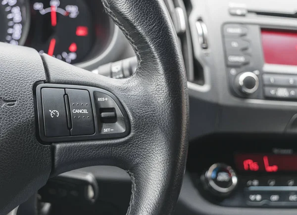 Cruise control-knoppen op het stuurwiel van een moderne auto, auto interieur details — Stockfoto
