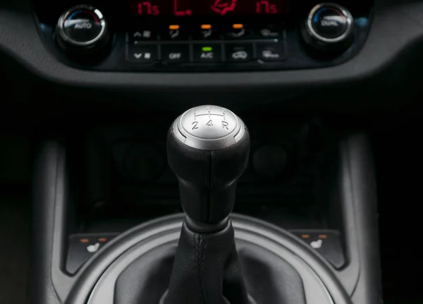Vista abstrata de uma alavanca de velocidades, caixa de velocidades manual, detalhes do interior do carro — Fotografia de Stock