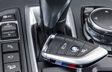 Sankt-Petersburg, Rusya, 05 Şubat 2017: Siyah deri Bmw X5m 2017 üzerinde iç, araba iç detayları tuşlarının yakın Sankt-Petersburg 05 Mart 2017 deneme sürüşü