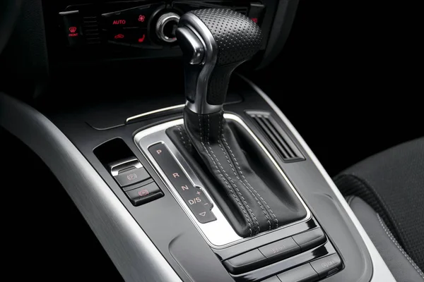 Automatikgetriebe eines modernen Autos, Details im Innenraum — Stockfoto