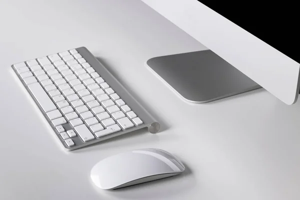 Lugar de trabajo con ordenador y teclado inalámbrico y ratón sobre fondo blanco — Foto de Stock